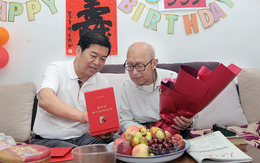 东风公司开展“七一”走访慰问活动