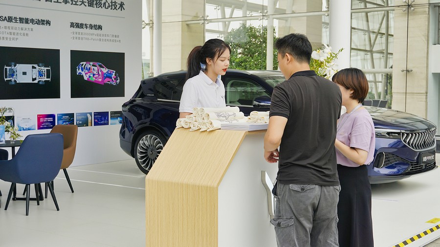 岚图汽车试驾活动在东风公司总部举办