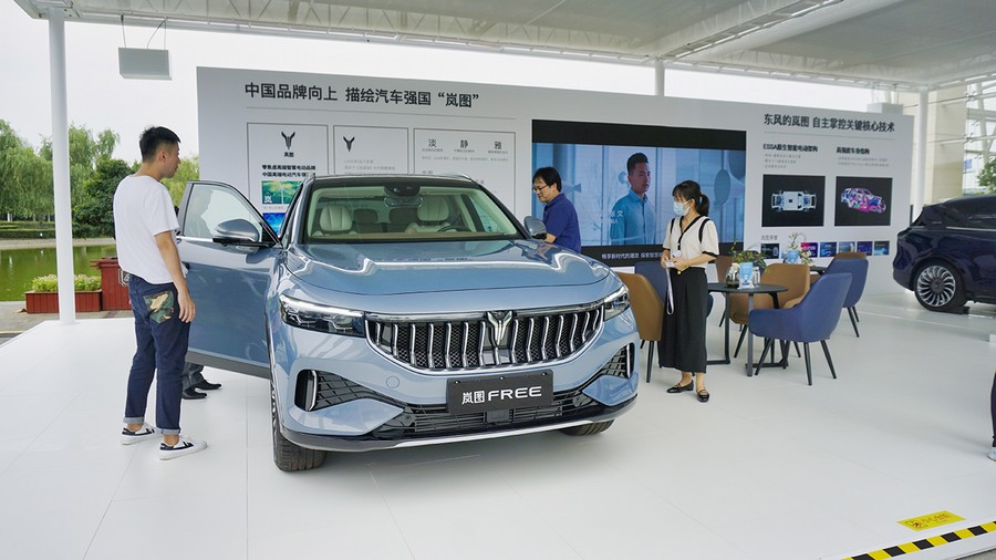 岚图汽车试驾活动在东风公司总部举办