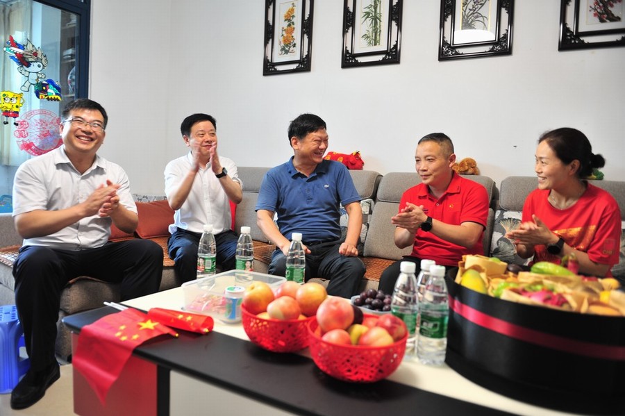 东风公司工会慰问奥运冠军王宗源家人