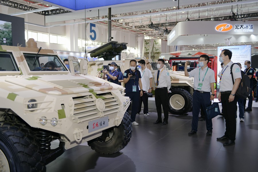 东风猛士军品民品联袂亮相中国航展