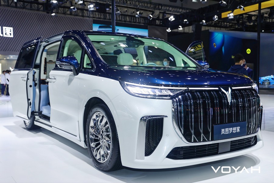 岚图双车型出击海口车展