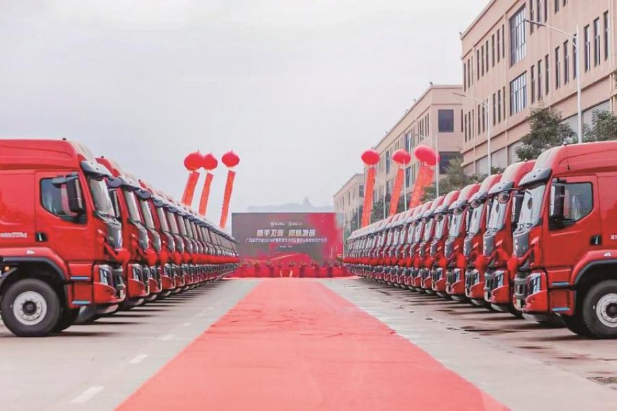 乘龙新能源重卡批量交付广西盛隆