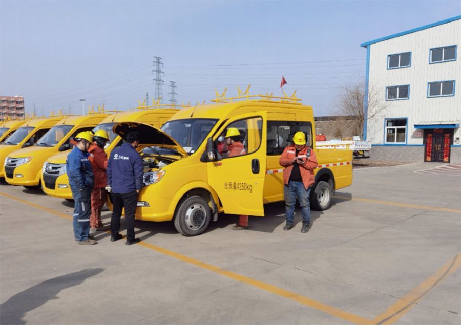 东风御风斗式工程车开进国能集团矿区