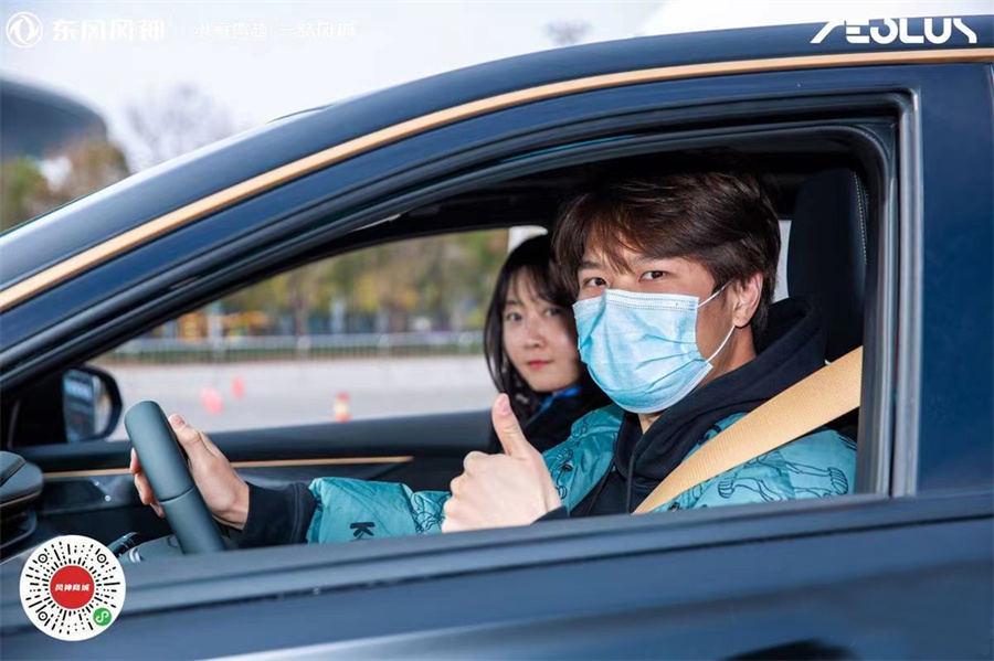 “暗夜·奕炫 MAX元宇宙少女猎弯挑战赛”举行