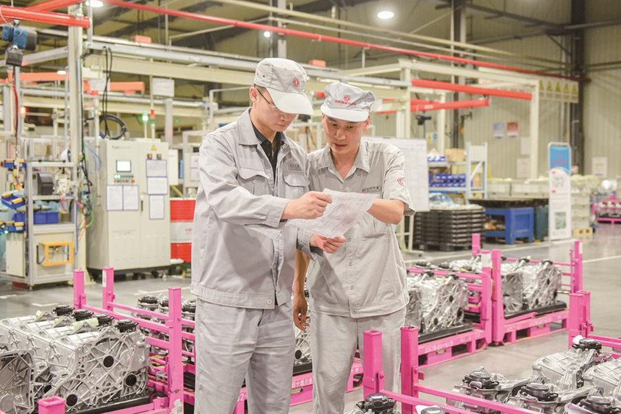 晚上九点,这里灯火通明