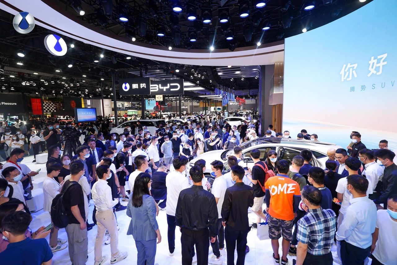 腾势品牌首款中型SUV概念车成都车展全球首秀，再定义新豪华市场风向标