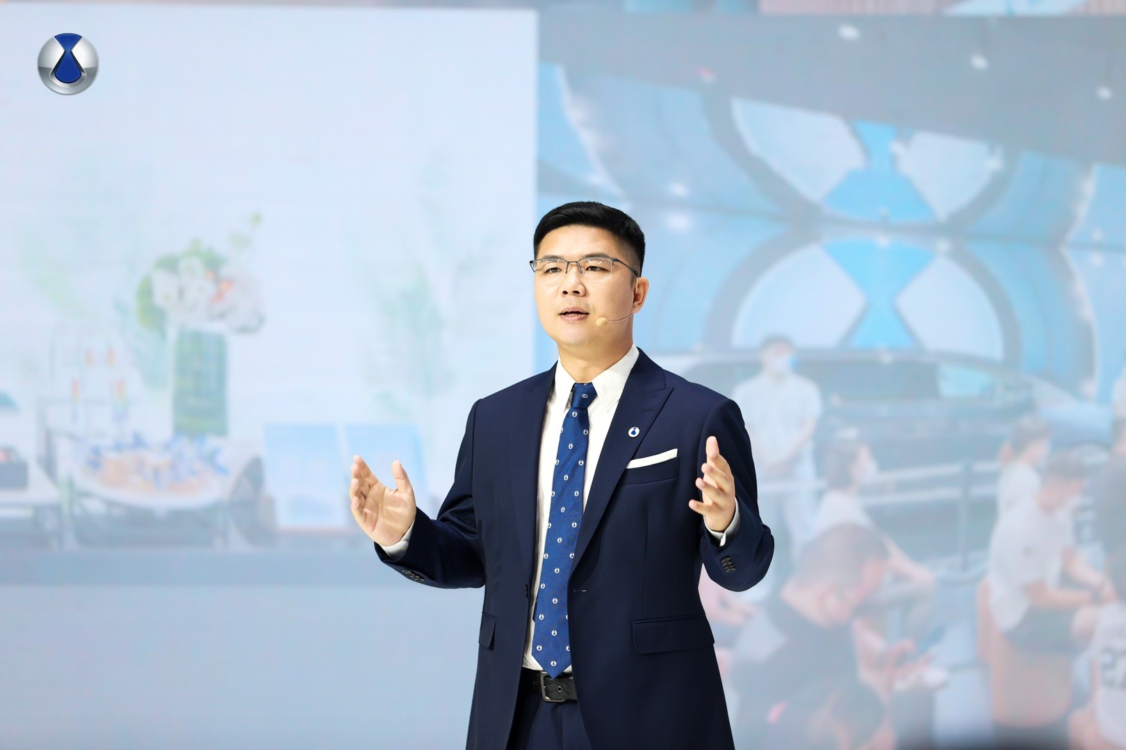 腾势品牌首款中型SUV概念车成都车展全球首秀，再定义新豪华市场风向标