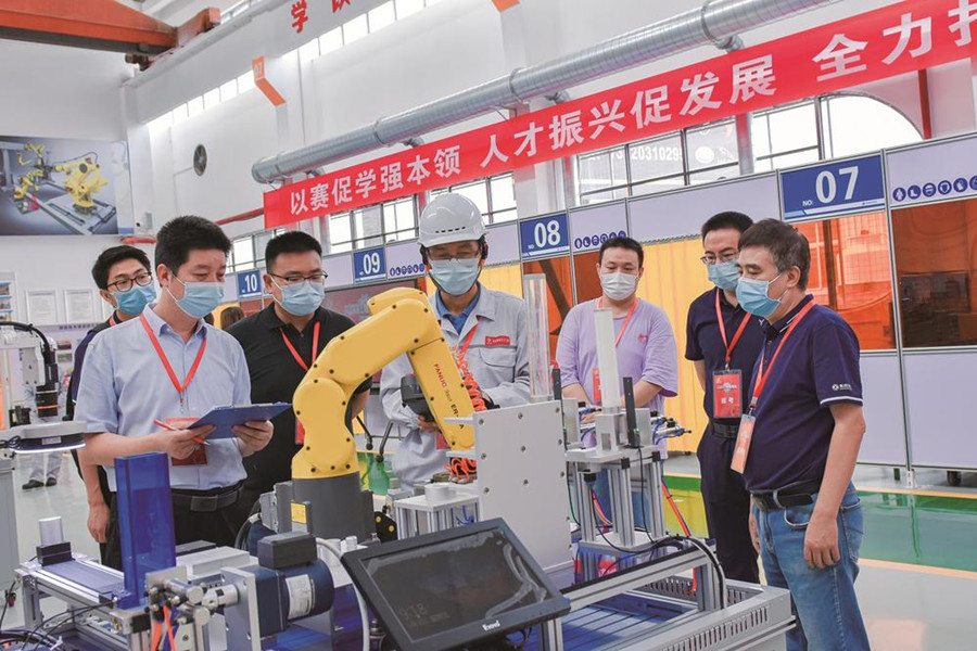 东风公司2022年职工技能竞赛“工业机器人操作调整工”项目举行
