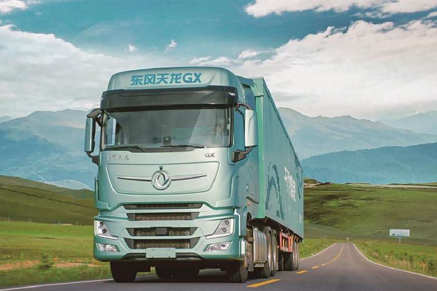 自主向上 擎旗奋进