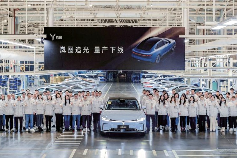 岚图追光首批量产车型下线 订单已超万辆