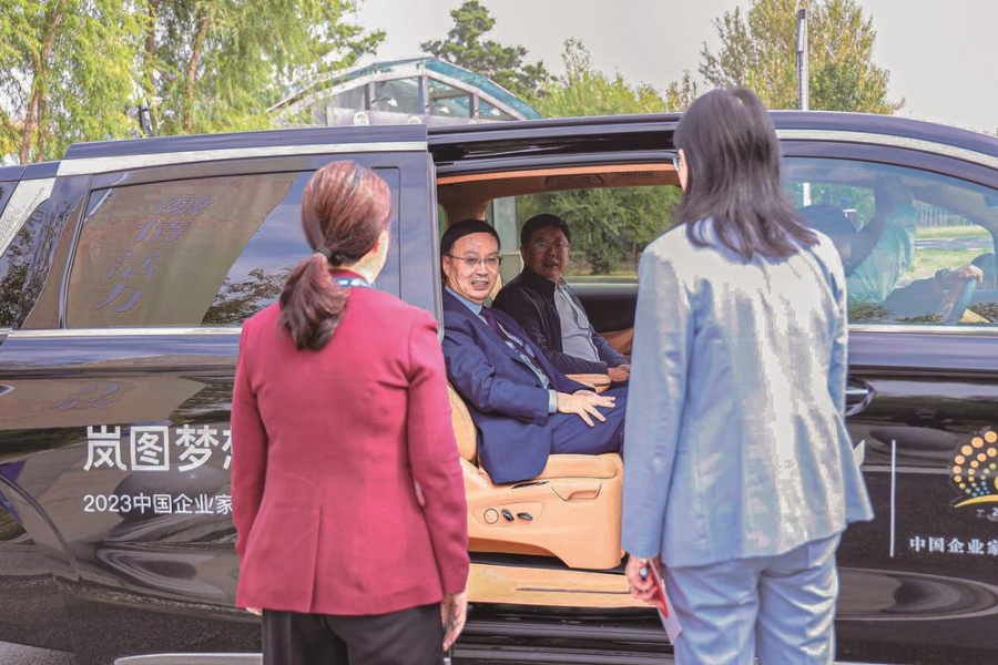 岚图护航中国企业家太阳岛年会