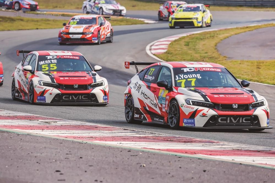 ​东风本田车队赛车场上夺三冠