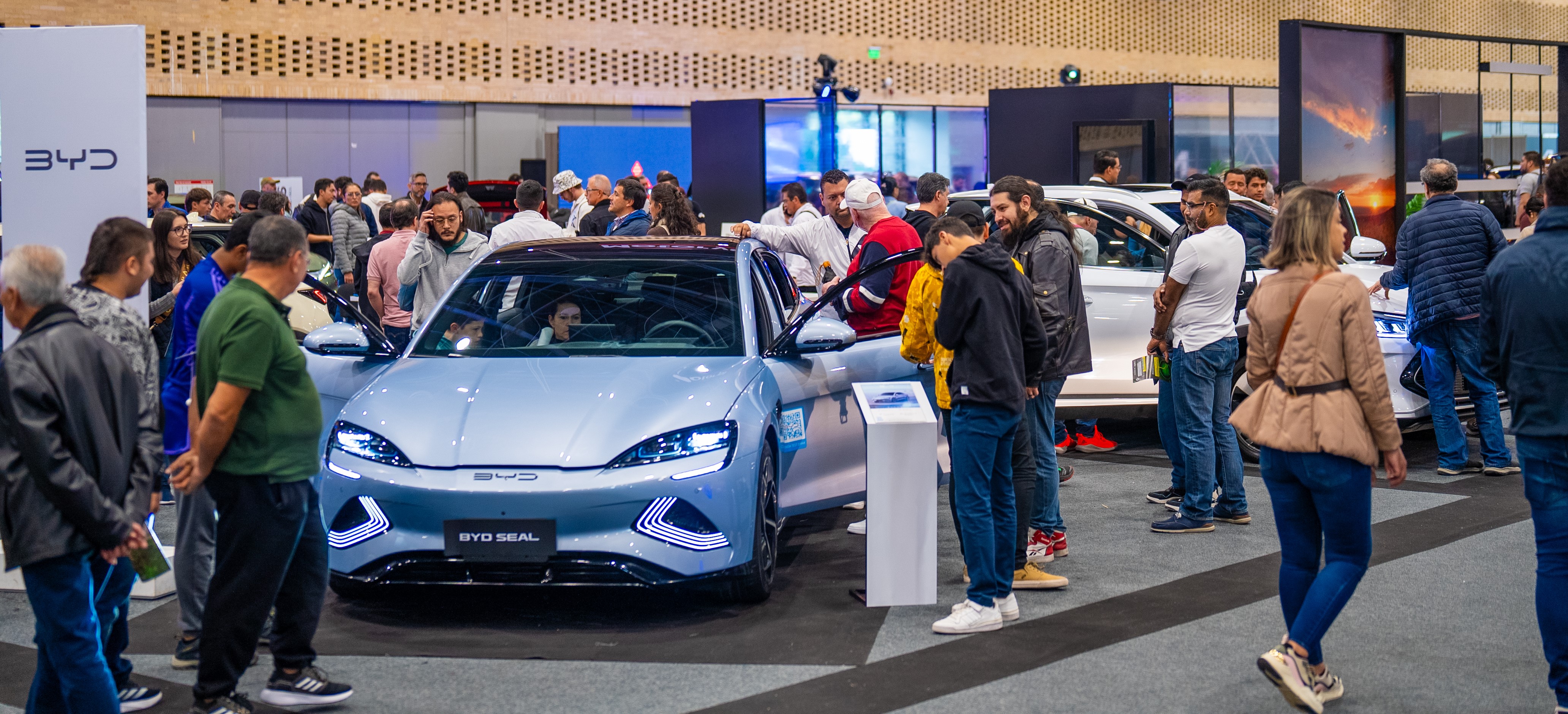 比亚迪全系新能源车型热销哥伦比亚2023年汽车博览会