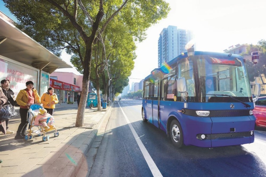 东风无人驾驶公交车在十堰试运营