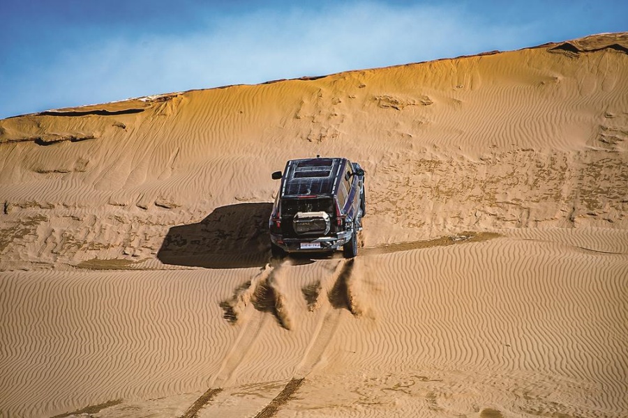 4772米 猛士917登顶世界最高沙峰