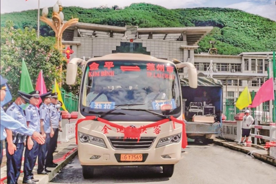 “东风造”巴士投运 中越国际道路客运班线