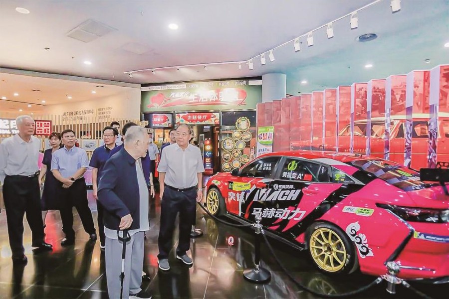 看奕炫赛车 赞东风发展