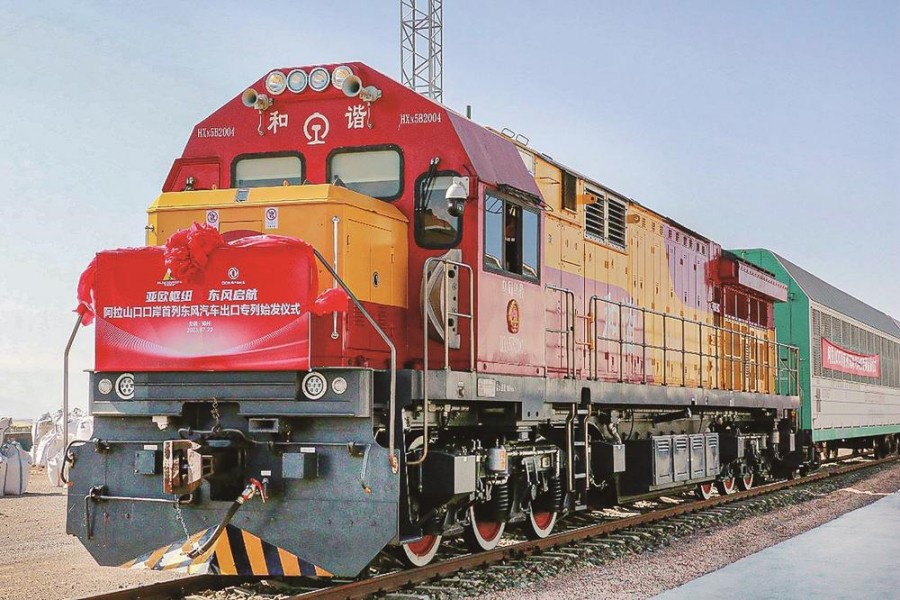 阿拉山口口岸首列东风汽车出口专列发车