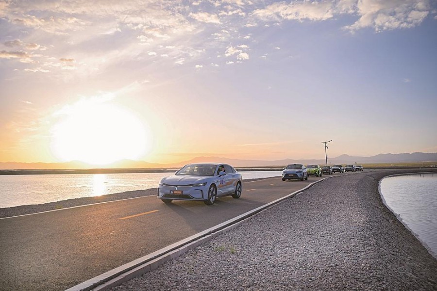 东风汽车闪耀环青海湖电动汽车挑战赛