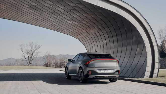 起亚EV6与国产EV5成都车展亮相电动汽车市场再添新选择