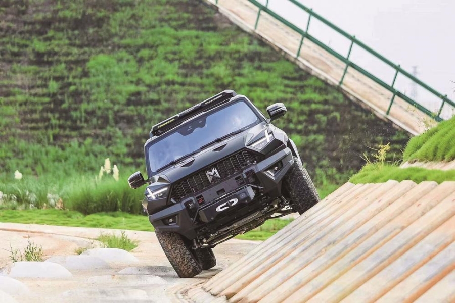 越野怎么玩 猛士打个样