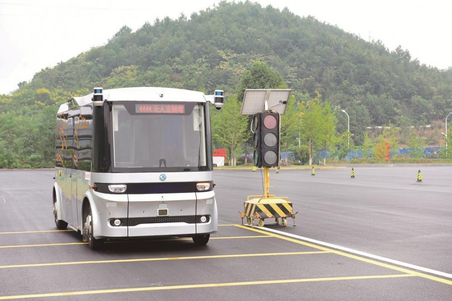 东风造无人驾驶微型公交在十堰试运行