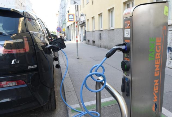@北京市民，节日期间电动汽车充电可享服务费低至0.4元/度的优惠