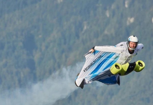 宝马全新SUV首发，挑战特斯拉绰绰有余？