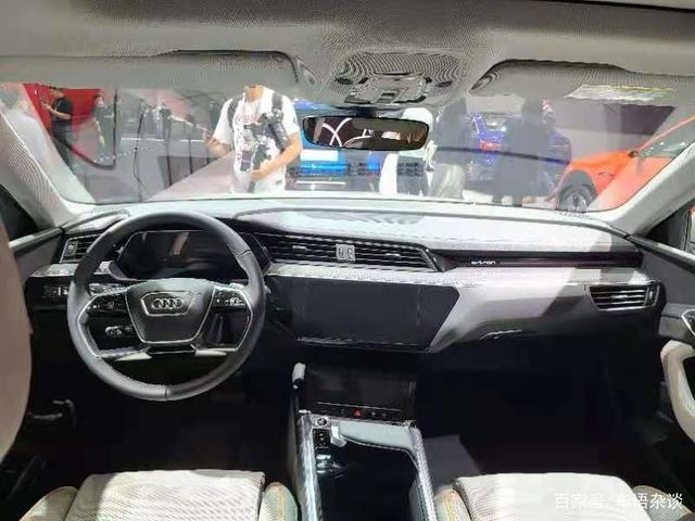 广州车展上的进口电动汽车，400多马力，续航近500KM的奥迪e-tron