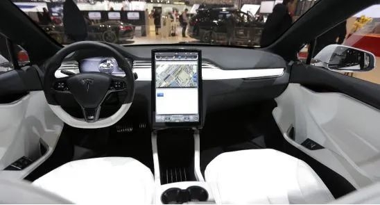 特斯拉祭出降价“屠刀”，国产新能源汽车要靠五菱才能迎战？