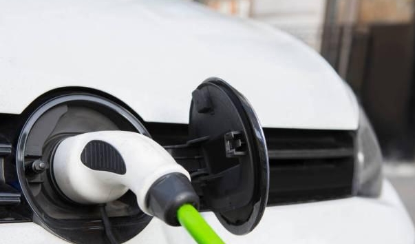 纯电动汽车快充和慢充一般需要多长时间充满？