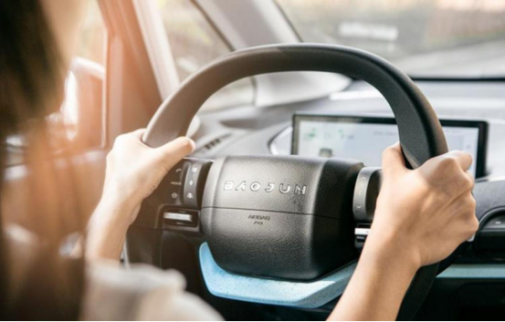 小型电动汽车选哪款好呢？新宝骏这款不错，城市出行更便捷