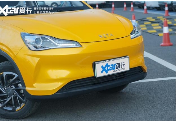 城市代步入门之选实拍哪吒V电动汽车