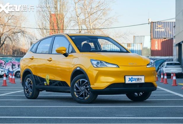 城市代步入门之选实拍哪吒V电动汽车