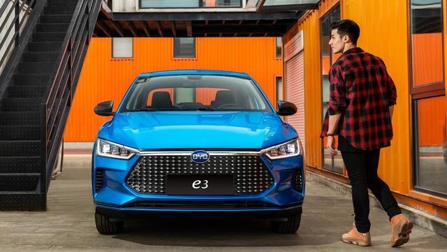 全家人的魅力担当！比亚迪e3这样的电动汽车谁能不爱？