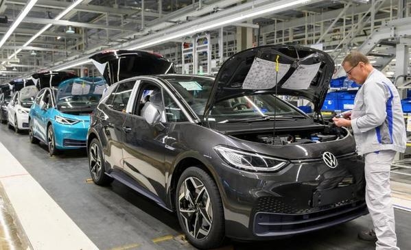 大众高管：特斯拉电动汽车技术领先竞争对手十年