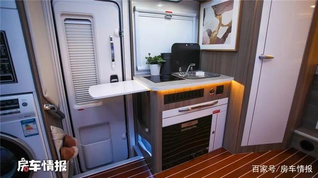 续航500公里的新能源房车，自带“发电机”充电省事儿，住一家6口