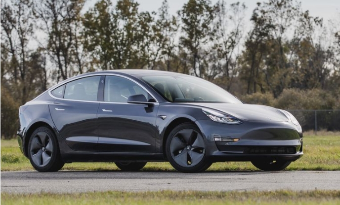 越来越多的美国人会掏出电动汽车的钱包，但他们将自动驾驶技术拒之门外