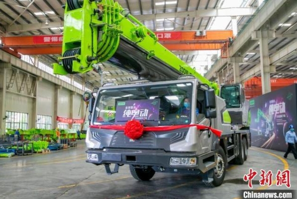 全球首台纯电动汽车起重机在湖南长沙下线