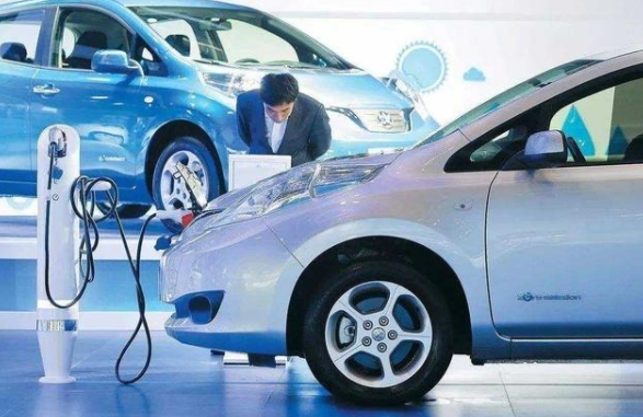 纯电动车开一年，能比燃油车便宜多少？来算一笔账