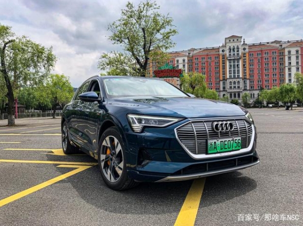 传统车企的反击，实拍奥迪首款纯电动汽车：奥迪e-tron