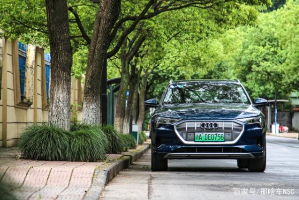 传统车企的反击，实拍奥迪首款纯电动汽车：奥迪e-tron