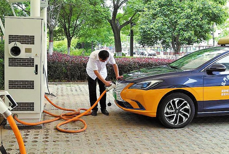 韩城市首辆新能源电动岀租车上路运营