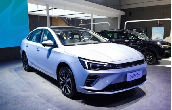成都车展荣威全新纯电动轿车ER6亮相