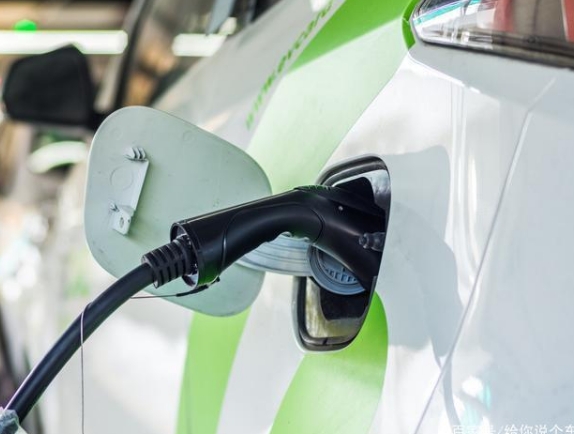 电动汽车续航被吐槽，厂家不断增加续航里程，专家却有不同看法