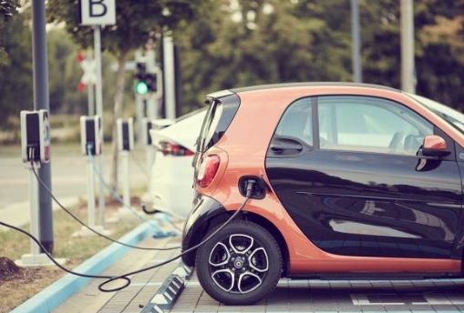 电动汽车充电储能可降低需求充电，显著提高充电效益