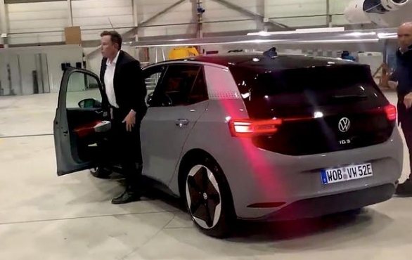 马斯克试驾大众ID.3电动汽车：“很不错”