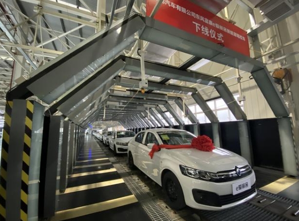 神龙成都工厂首款纯电动汽车下线