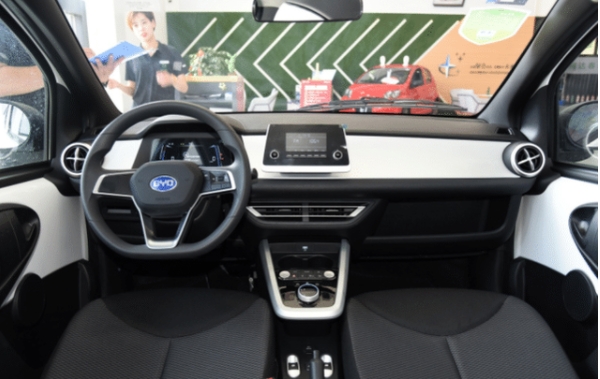 想买电动汽车不妨看看它，不到6万还质保6年，不仅实惠用得也安心